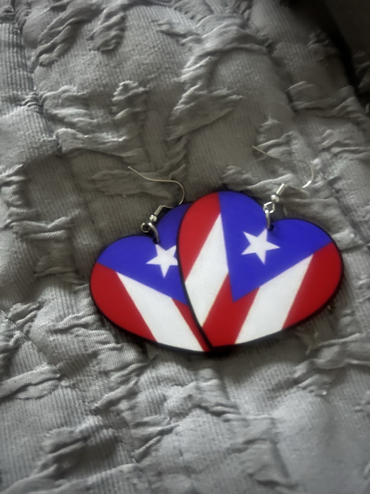Diseño 05: aretes de corazones con bandera de Puerto Rico