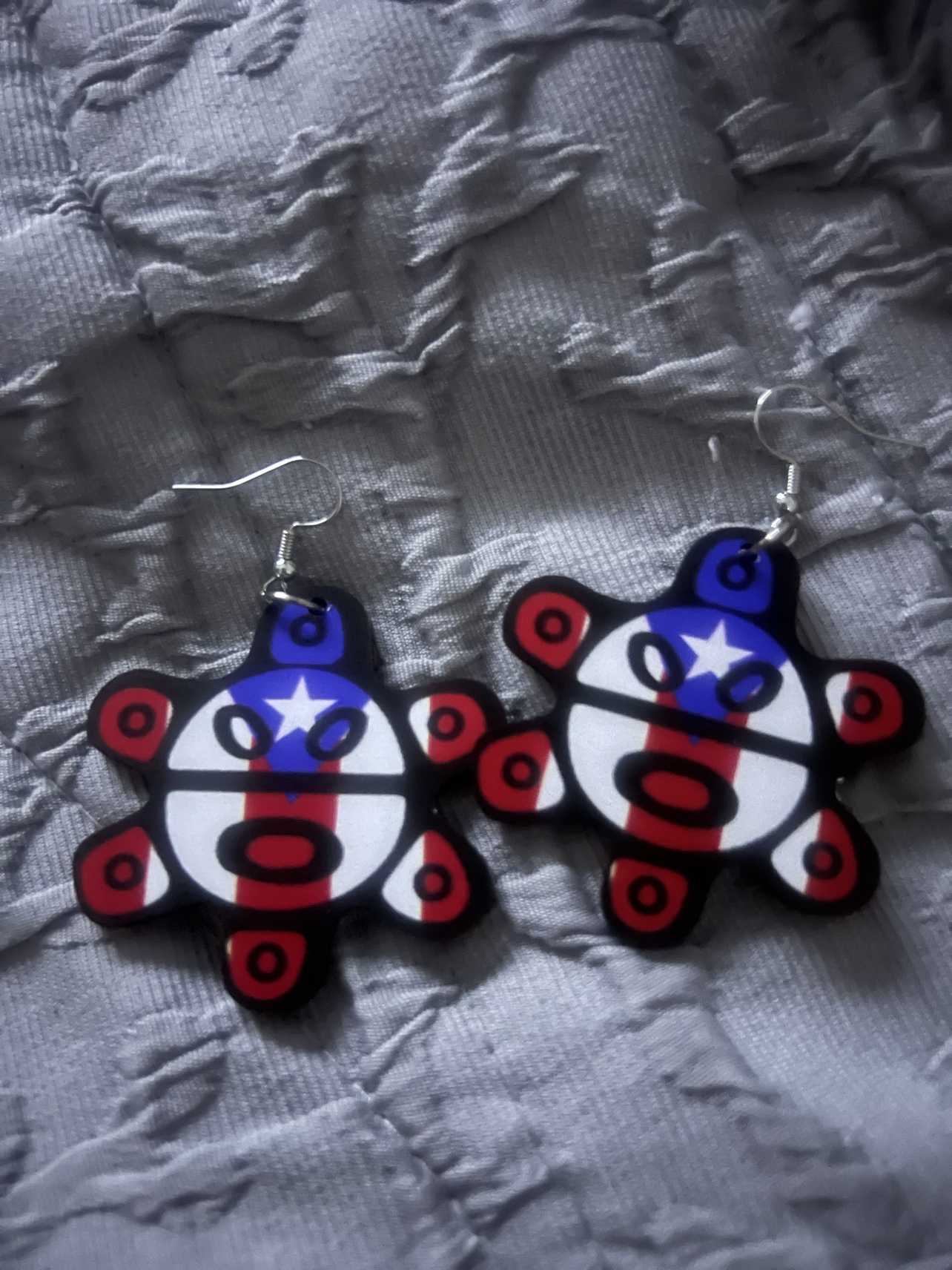 Diseño 06: aretes de coquí taíno