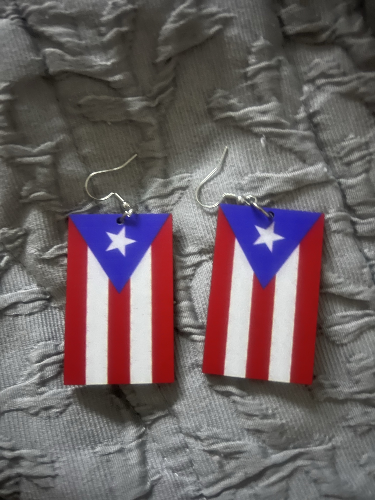 Diseño 09: aretes rectangulares con bandera de Puerto Rico