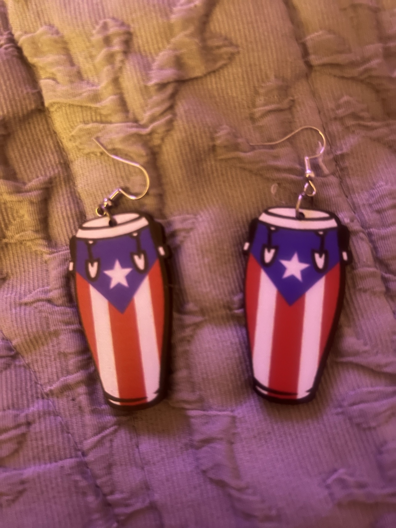 Diseño 11: aretes de congas con bandera de Puerto Rico