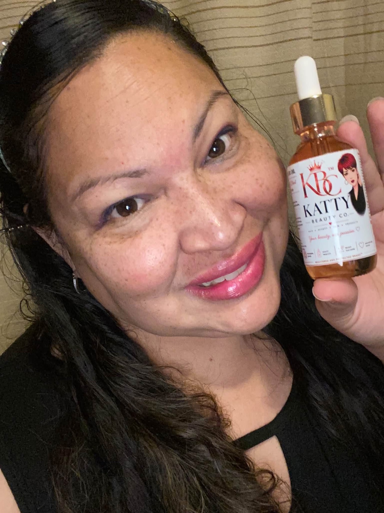 Sheila Dorval mostrando su Scalp & Hair Oil de Katty Beauty Co.