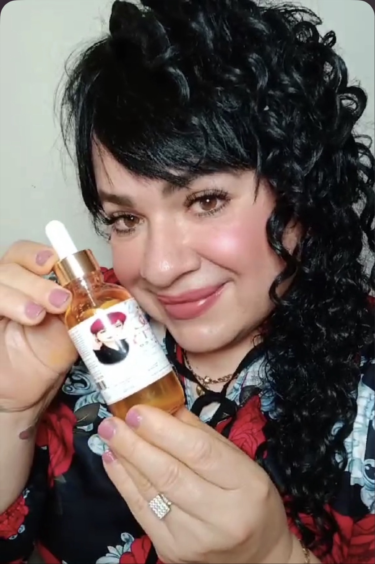 Shannissa mostrando su Scalp & Hair Oil de Katty Beauty Co.